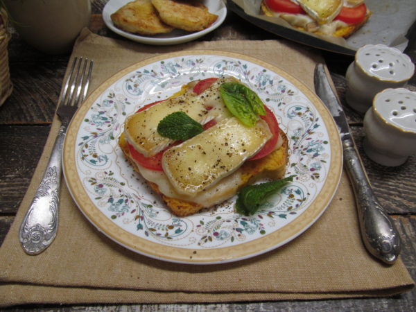 buterbrod s kremovymi gribami pomidorom i syrom 603a24e93cfa7 - Бутерброд с кремовыми грибами помидором и сыром