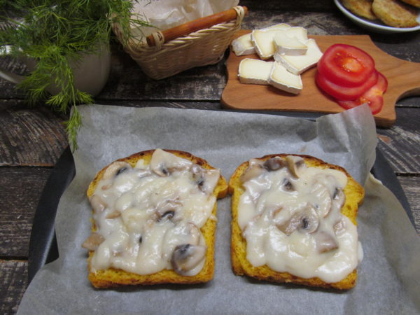 buterbrod s kremovymi gribami pomidorom i syrom 603a24eb94fb0 - Бутерброд с кремовыми грибами помидором и сыром