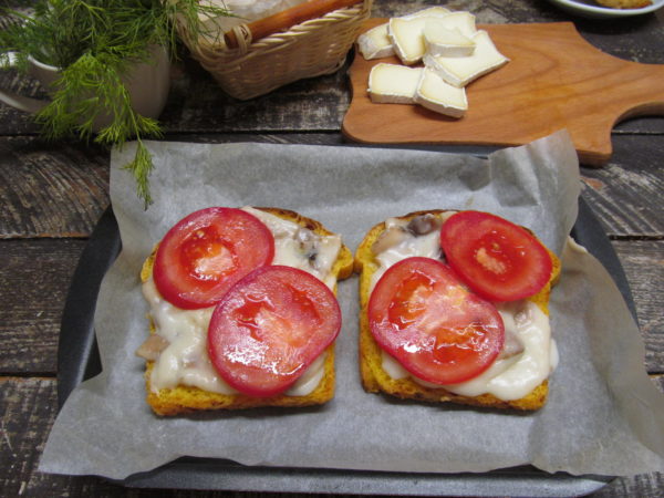 buterbrod s kremovymi gribami pomidorom i syrom 603a24ec1074e - Бутерброд с кремовыми грибами помидором и сыром