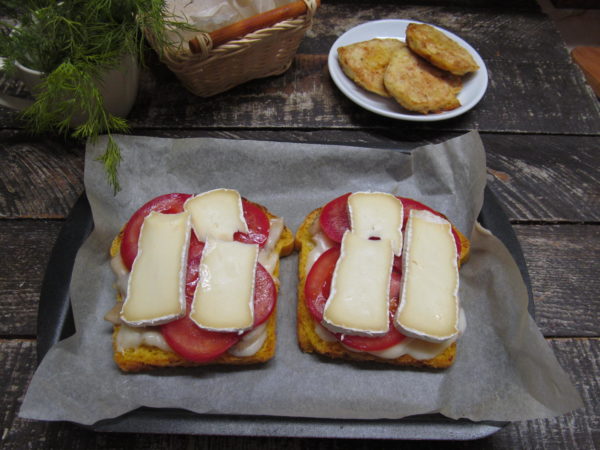 buterbrod s kremovymi gribami pomidorom i syrom 603a24ec80ef2 - Бутерброд с кремовыми грибами помидором и сыром