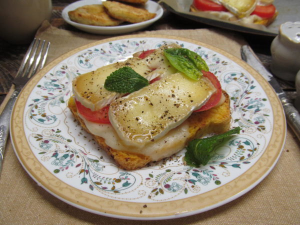 buterbrod s kremovymi gribami pomidorom i syrom 603a24ecf2594 - Бутерброд с кремовыми грибами помидором и сыром
