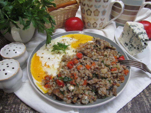 grechnevaya kasha s ovoshhami i yajcom 603a234a9bcb8 - Гречневая каша с овощами и яйцом