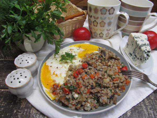 grechnevaya kasha s ovoshhami i yajcom 603a234d067e5 - Гречневая каша с овощами и яйцом