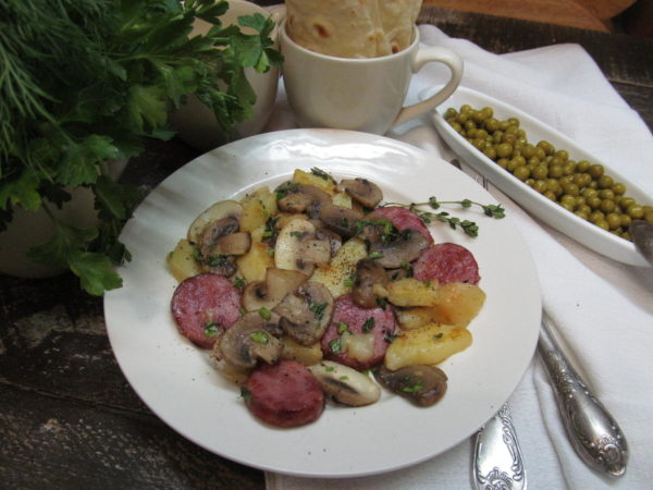 kartofelnyj teplyj salat s gribami i kolbasoj 603a21d518f1b - Картофельный теплый салат с грибами и колбасой