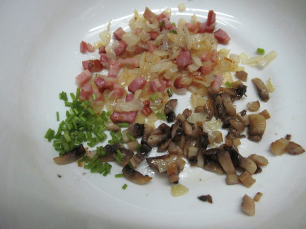 kartofelnyj teplyj salat s gribami i kolbasoj 603a21d5896e0 - Картофельный теплый салат с грибами и колбасой