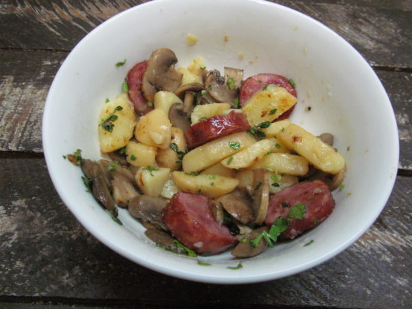 kartofelnyj teplyj salat s gribami i kolbasoj 603a21d763384 - Картофельный теплый салат с грибами и колбасой