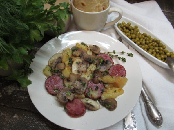 kartofelnyj teplyj salat s gribami i kolbasoj 603a21d8549ad - Картофельный теплый салат с грибами и колбасой