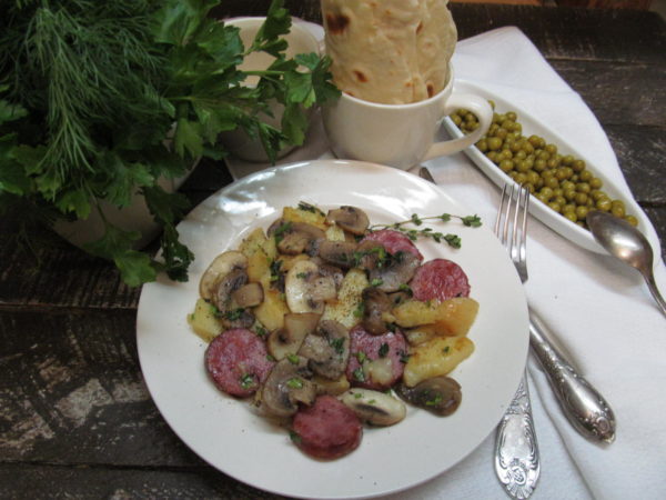 kartofelnyj teplyj salat s gribami i kolbasoj 603a21d8c9657 - Картофельный теплый салат с грибами и колбасой