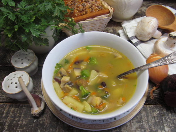 kurinyj sup s fasolju gribami i brokkoli 603a2445cad04 - Куриный суп с фасолью грибами и брокколи