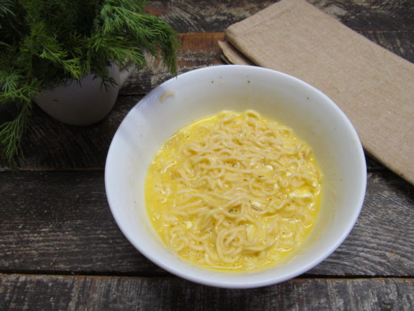 omlet s vermishelju mivina i shampinonom 603a2501e37e5 - Омлет с вермишелью «мивина» и шампиньоном