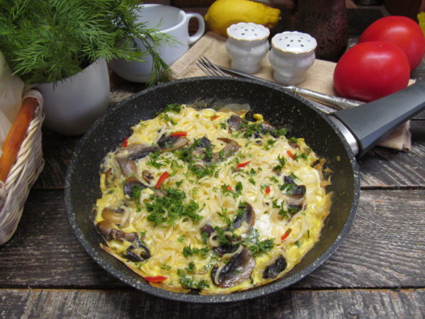 omlet s vermishelju mivina i shampinonom 603a2502ea202 - Омлет с вермишелью «мивина» и шампиньоном