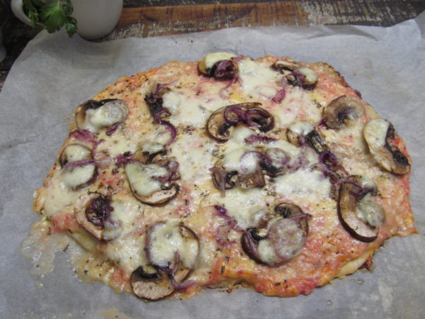 picca s gribami i zharenym lukom 603a23f9a4069 - Пицца с грибами и жареным луком