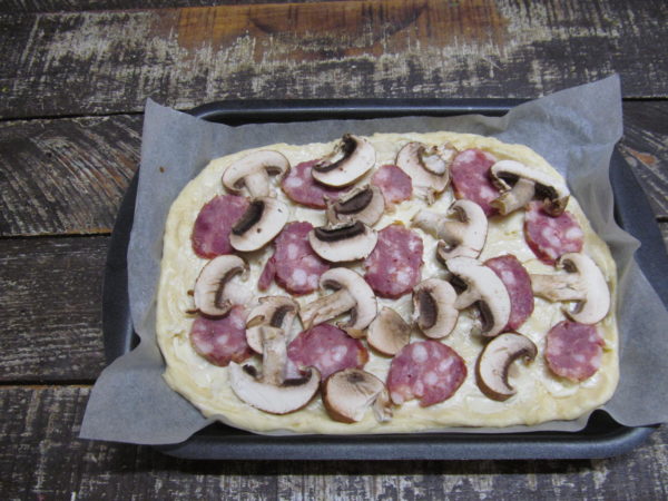 picca s tremya syrami kolbasoj gribami i pomidorom 603a236eaed9c - Пицца с тремя сырами колбасой грибами и помидором