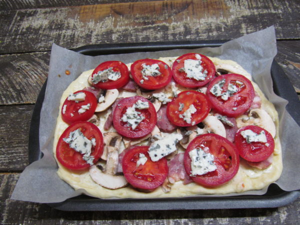 picca s tremya syrami kolbasoj gribami i pomidorom 603a236f2b5ca - Пицца с тремя сырами колбасой грибами и помидором