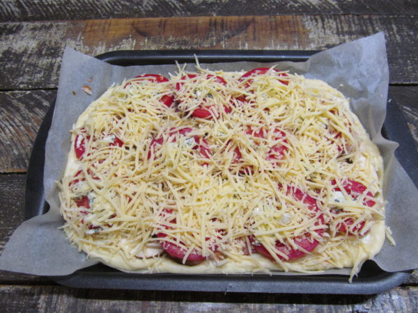 picca s tremya syrami kolbasoj gribami i pomidorom 603a236f9aec1 - Пицца с тремя сырами колбасой грибами и помидором