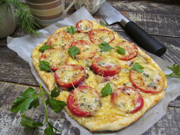 picca s tremya syrami kolbasoj gribami i pomidorom 603a237015921 - Пицца с тремя сырами колбасой грибами и помидором