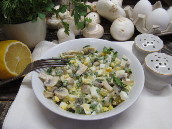 salat iz gribov s yajcom i marinovannym ogurcom 603a24c553b86 - Салат из грибов с яйцом и маринованным огурцом