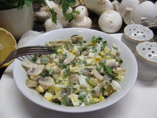 salat iz gribov s yajcom i marinovannym ogurcom 603a24c9c3c39 - Салат из грибов с яйцом и маринованным огурцом