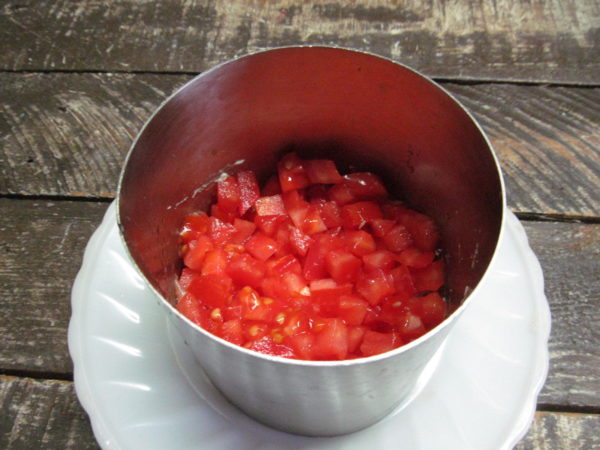 salat iz kopchenoj kuricy s pomidorom i gribami 603a26b4d275f - Салат из копченой курицы с помидором и грибами