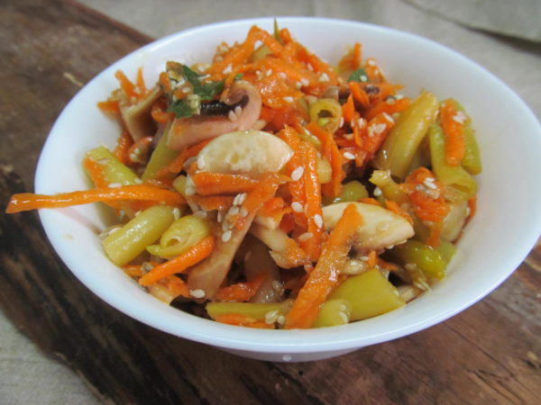 salat iz morkovi s syrymi shampinonami 603a1fa376da6 - Салат из моркови с сырыми шампиньонами