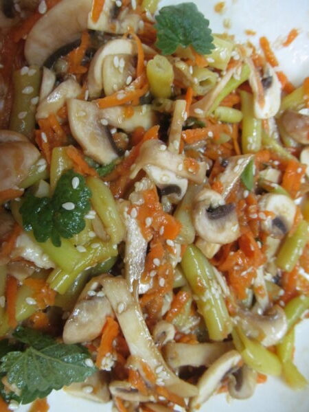 salat iz morkovi s syrymi shampinonami 603a1fa5a9ee8 rotated - Салат из моркови с сырыми шампиньонами