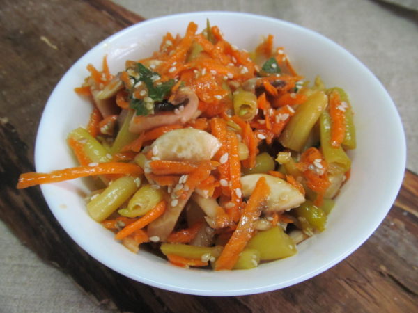 salat iz morkovi s syrymi shampinonami 603a1fa647ea5 - Салат из моркови с сырыми шампиньонами