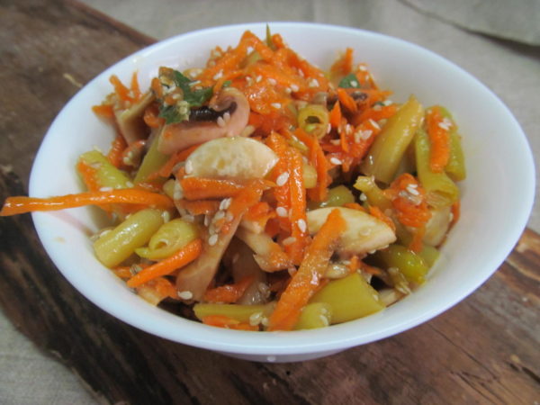 salat iz morkovi s syrymi shampinonami 603a1fa6ba56a - Салат из моркови с сырыми шампиньонами
