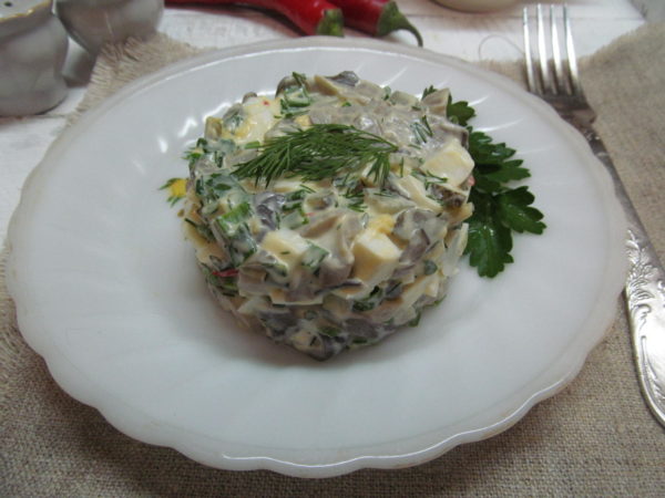salat iz varenyh shampinonov s solenym ogurcom i yajcom 603a26cba80ea - Салат из вареных шампиньонов с соленым огурцом и яйцом