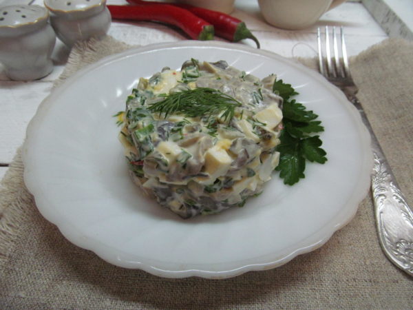 salat iz varenyh shampinonov s solenym ogurcom i yajcom 603a26cec6286 - Салат из вареных шампиньонов с соленым огурцом и яйцом