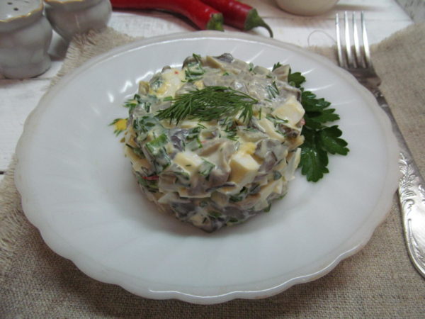 salat iz varenyh shampinonov s solenym ogurcom i yajcom 603a26cf493b5 - Салат из вареных шампиньонов с соленым огурцом и яйцом