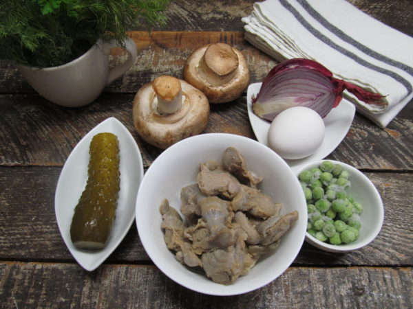 salat s kurinymi zheludochkami zharenymi shampinonami i zelenym goroshkom 603a24dec3349 - Салат с куриными желудочками жареными шампиньонами и зеленым горошком