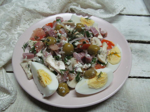 salat s marinovannymi gribami pomidorom i vetchinoj 603a2644931e8 - Салат с маринованными грибами помидором и ветчиной