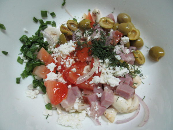salat s marinovannymi gribami pomidorom i vetchinoj 603a2645f1e4f - Салат с маринованными грибами помидором и ветчиной