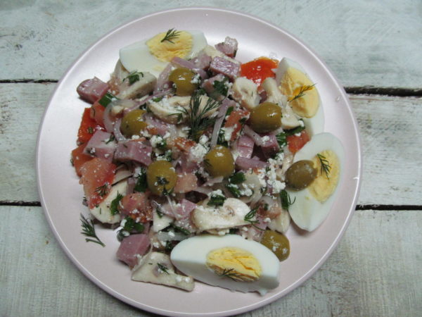 salat s marinovannymi gribami pomidorom i vetchinoj 603a26466f6bf - Салат с маринованными грибами помидором и ветчиной