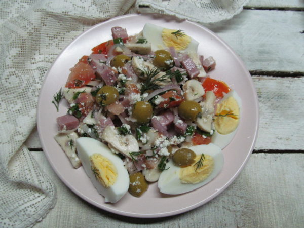 salat s marinovannymi gribami pomidorom i vetchinoj 603a26475ecb7 - Салат с маринованными грибами помидором и ветчиной