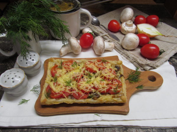 sloenyj pirog s gribami syrom i pomidorom 603a250b21064 - Слоеный пирог с грибами сыром и помидором