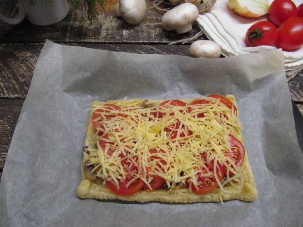 sloenyj pirog s gribami syrom i pomidorom 603a250e23a2c - Слоеный пирог с грибами сыром и помидором