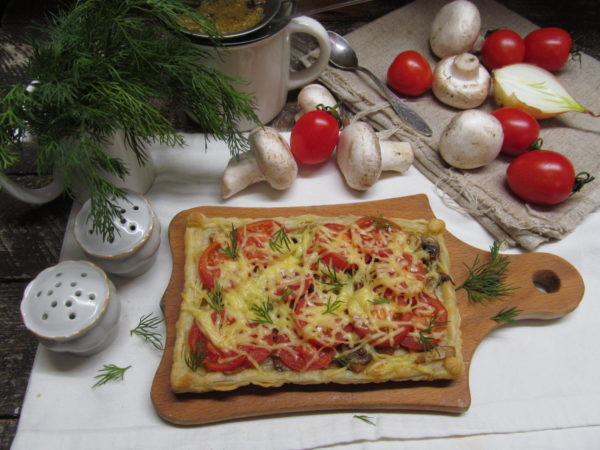 sloenyj pirog s gribami syrom i pomidorom 603a250e9ddbf - Слоеный пирог с грибами сыром и помидором